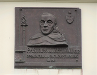 904117 Afbeelding van de plaquette met de beeltenis van Pastoor van Zeeland o.p., oprichter v.d. St. Jozefstichting, ...